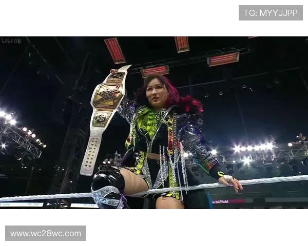 WWE现场直播震撼上演,热血对决引爆全场激情!